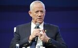 Le chef du parti HaMahane HaMamlahti Benny Gantz, s'exprimant lors du sommet Middle East America Dialogue (MEAD) à Washington, le 8 septembre 2024. (Crédit : Autorisation)