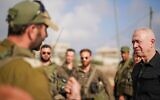 Illustration : Le ministre de la Défense Yoav Gallant s'adressant aux réservistes de la Brigade Oded lors d'un exercice dans le nord d'Israël, le 10 septembre 2024. (Crédit : Ariel Hermoni/Ministère de la Défense)