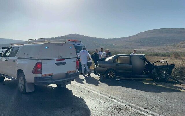 Des médecins sur les lieux d'un accident de la route mortel près de l'implantation d'Itamar en Cisjordanie, le 13 septembre 2024. (Crédit : Magen David Adom)