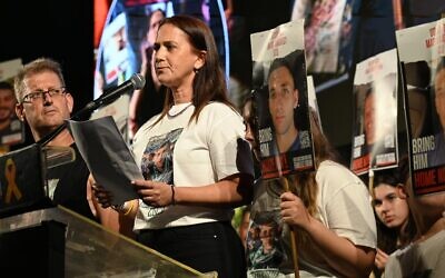 Anat Angrest, mère du soldat captif Matan Angrest, s'exprimant lors d'un rassemblement anti-gouvernement et pro-accord pour les otages, le 14 septembre 2024. (Crédit : Paulina Patimer/Forum des familles des otages et disparus)