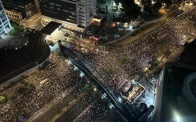 Les Israéliens manifestant en faveur d'un accord de "trêve contre otages", rue Begin, à Tel Aviv, le 21 septembre 2024. (Crédit : Eitan Slonim/Forum des familles des otages et disparus)