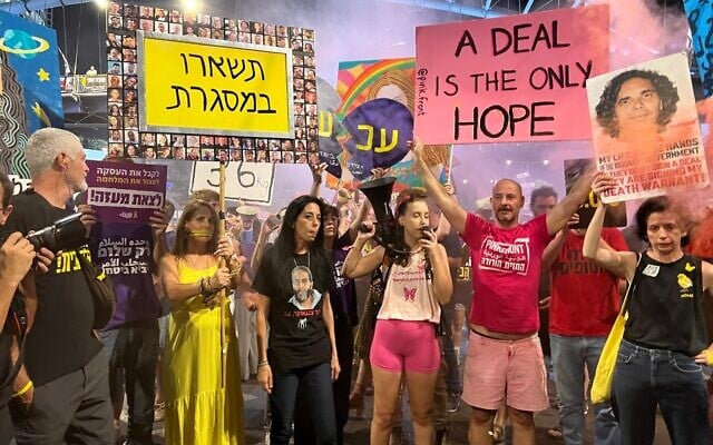 Des manifestants réunis pour exiger que le gouvernement signe un accord de "trêve contre libération d'otages", rue Begin, à Tel-Aviv, le 28 septembre 2024. (Crédit : Yaël Gadot/Mouvement pour la démocratie) Des manifestants réunis pour exiger que le gouvernement signe un accord de "trêve contre libération d'otages", rue Begin, à Tel-Aviv, le 28 septembre 2024. (Crédit : Yaël Gadot/Mouvement pour la démocratie)