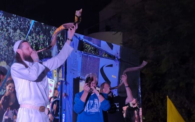Des militants soufflant des shofars à la fin d'une veillée exigeant que le gouvernement obtienne la libération des otages détenus par le Hamas à Gaza depuis le 7 octobre, à Jérusalem, le 28 septembre 2024. (Crédit : Tanya Zion-Waldoks/Mouvement pour la démocratie)