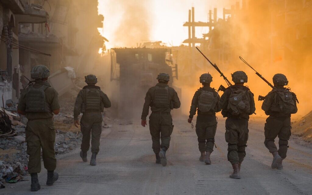 Des troupes de l’armée israélienne dont la 162e division opérant dans le quartier de Tel Sultan, à Rafah dans le sud de la bande de Gaza, sur une photo publiée le 7 septembre 2024. (Crédit : Armée israélienne)