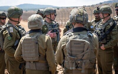 Le chef d'état-major de l'armée israélienne, le lieutenant général Herzi Halevi, rencontrant des officiers sur le plateau du Golan, le 6 septembre 2024. (Crédit : Armée israélienne)