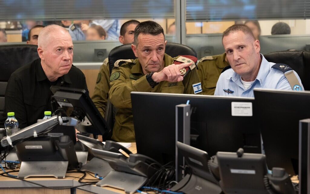 Le ministre de la Défense Yoav Gallant (à gauche), le chef d'état-major de l’armée israélienne, le lieutenant-général Herzl Halevi (au centre), le chef de l’armée de l'air israélienne, le général de division Tomer Bar (à droite), et d'autres officiers dans la salle de commandement souterraine de l’armée de l'air au milieu d'une frappe sur le quartier général du Hezbollah à Beyrouth, le 27 septembre 2024. (Crédit : Armée israélienne)