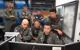 Brig. Gen. Amichaï Levin, le commandant de la base aérienne de Hatzerim (à gauche) dans une salle de contrôle lors d'une frappe aérienne israélienne sur le chef du Hezbollah Hassan Nasrallah, le 27 septembre 2024. (Crédit : Armée israélienne)