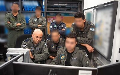 Brig. Gen. Amichaï Levin, le commandant de la base aérienne de Hatzerim (à gauche) dans une salle de contrôle lors d'une frappe aérienne israélienne sur le chef du Hezbollah Hassan Nasrallah, le 27 septembre 2024. (Crédit : Armée israélienne)