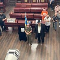 Matityagi Samborsky, le fils du rabbin Moshe Reuven Azman - l'un des nombreux « grands rabbins » autoproclamés d'Ukraine - est inhumé après sa mort au combat contre les forces russes, le 12 septembre 2024. (Crédit : Fédération des communautés juives d'Ukraine)
