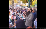 Le militant Elias d'Imzalène, qui a lancé un appel à "mener l'intifada", à Paris, le 8 septembre 2024. (Crédit : Capture d'écran/Twitter ; utilisée conformément à l'article 27a de la loi sur le droit d'auteur)