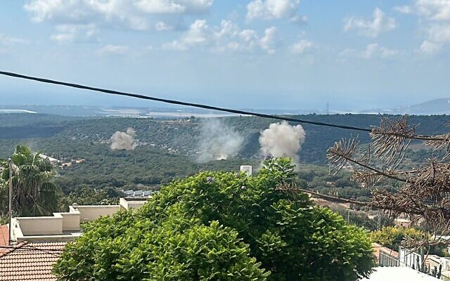 De la fumée s'élève après la chute d'une roquette aux abords d'Ein Yaakov, dans le nord d'Israël, le 2 septembre 2024. (Autorisation)
