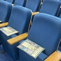 Des tracts appelant à la libération des otages détenus par le Hamas placés sur les sièges d'une synagogue à Herzliya, le 13 septembre 2024. (Crédit : Organisation de soutien aux détenus)