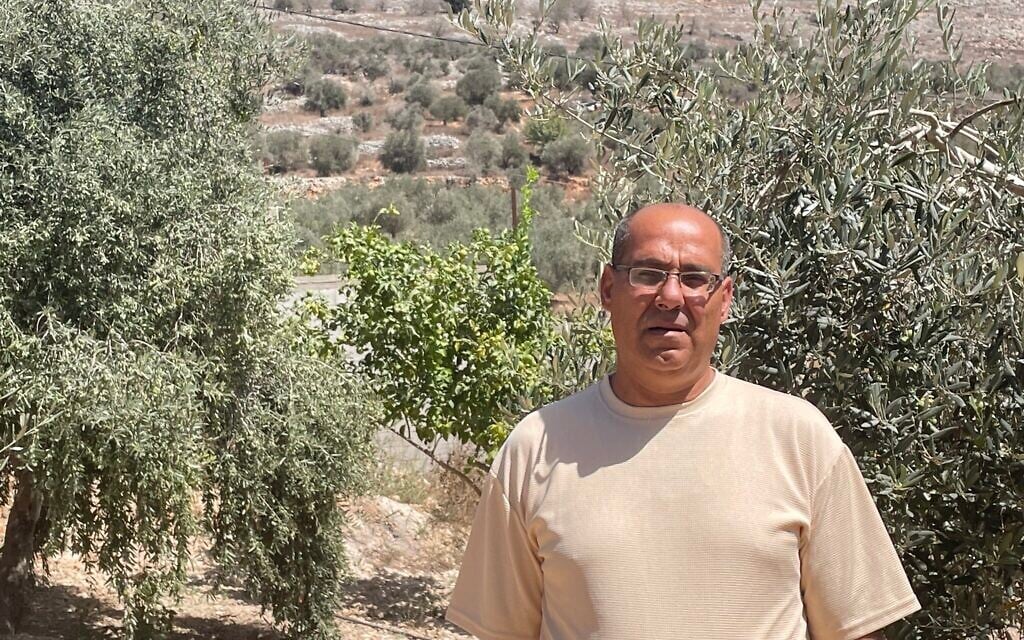 Bashar Eid, oléiculteur palestinien et habitant du village de Burin en Cisjordanie. Les oliveraies appartenant à l’Aïd ont été ravagées par un incendie le 11 septembre dernier. Selon Eid et d’autres villageois, ce sont des extrémistes israéliens de l'implantation voisine d’Yitzhar qui ont mis le feu aux oliveraies, le 12 septembre 2024. (Jeremy Sharon/Times of Israel) Bashar Eid, oléiculteur palestinien et habitant du village de Burin en Cisjordanie. Les oliveraies appartenant à l’Aïd ont été ravagées par un incendie le 11 septembre dernier. Selon Eid et d’autres villageois, ce sont des extrémistes israéliens de l'implantation voisine d’Yitzhar qui ont mis le feu aux oliveraies, le 12 septembre 2024. (Jeremy Sharon/Times of Israel)