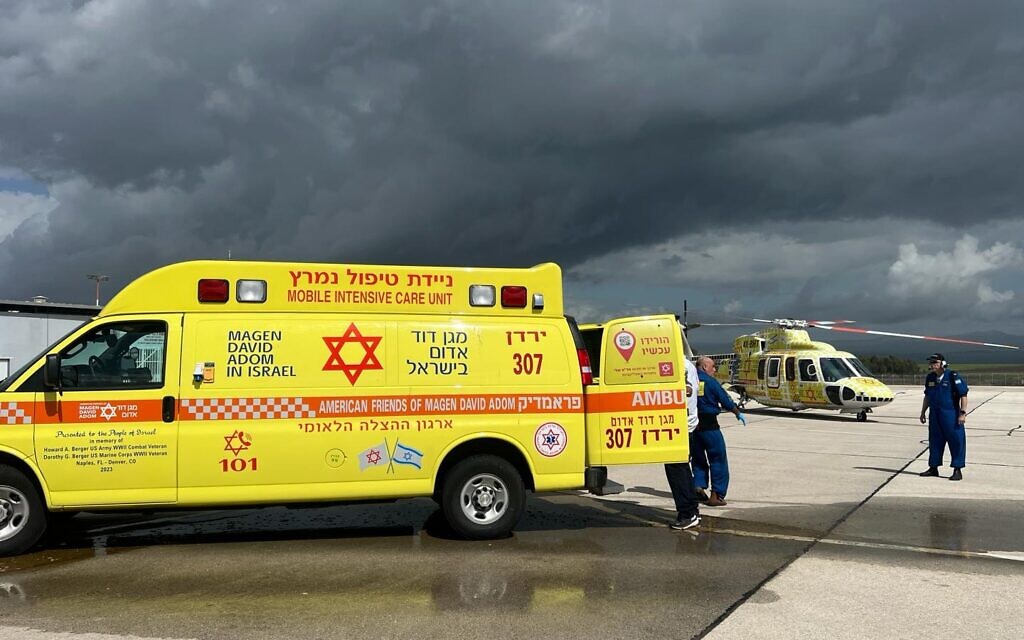 Illustration : Des médecins soignent des blessés d'une attaque d'un missile antichar près de Margaliot, le 4 mars 2024. (Magen David Adom)