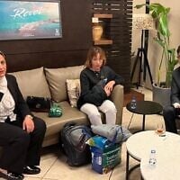 La femme yazidi Fawzia Amin Sido (à droite), qui a été enlevée par l'EI en Irak en 2014 et ensuite vendue à un Gazaoui, vue de retour en Irak après avoir été secourue récemment par les forces de sécurité israéliennes, ce que l'Irak n'a pas mentionné officiellement, le 3 octobre 2024. (Crédit : Ministère irakien des Affaires étrangères)