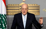 Illustration : Le Premier ministre intérimaire du Liban, Najib Mikati, faisant une déclaration à la presse, à Beyrouth, le 11 octobre 2024. (Crédit : Bureau de presse du Premier ministre libanais/AFP)