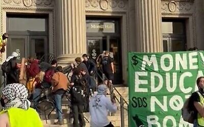 Des manifestants anti-Israël, devant le Morrill Hall de l'Université du Minnesota, le 22 octobre 2024. (Crédit : Capture d'écran/X ; utilisée conformément à la clause 27a de la loi sur le droit d'auteur)