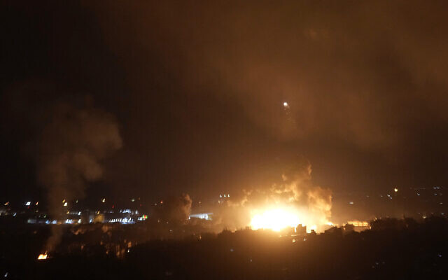 Des flammes s'élèvent à la suite de frappes aériennes israéliennes à Dahiyeh, Beyrouth, Liban, le 4 octobre 2024. (Crédit : Hussein Malla/AP) Des flammes s'élèvent à la suite de frappes aériennes israéliennes à Dahiyeh, Beyrouth, Liban, le 4 octobre 2024. (Crédit : Hussein Malla/AP)