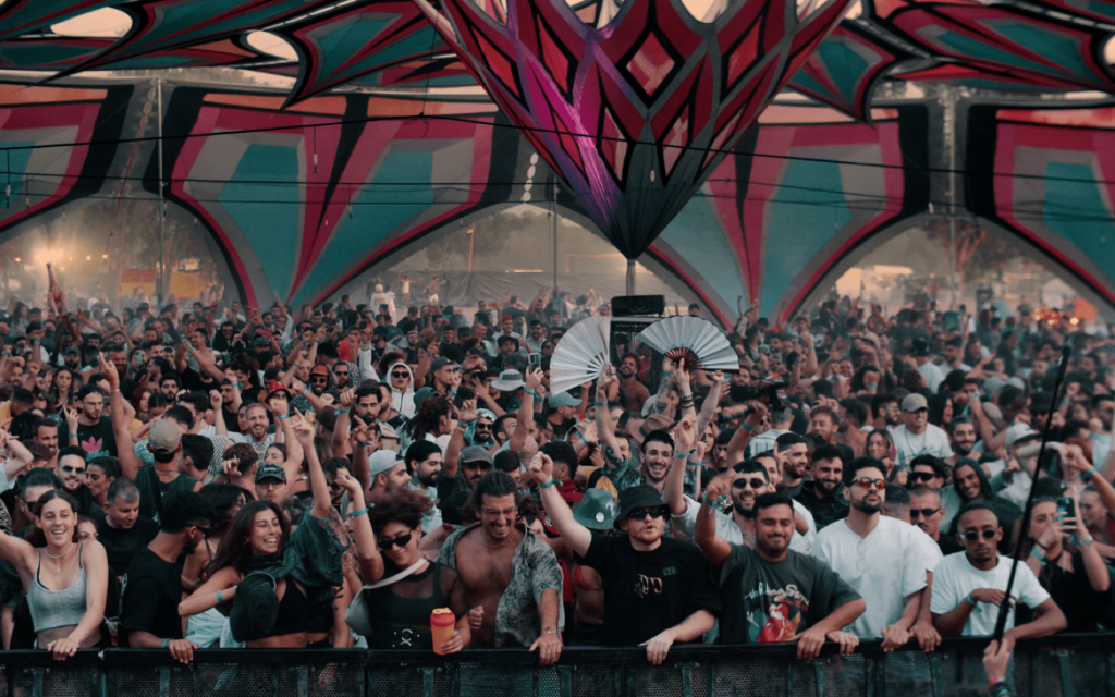 Le festival de musique EDM de Nova, dans le sud d'Israël, tel qu'il apparaît dans le film documentaire de Yariv Mozer, « We Will Dance Again ». (Crédit : Production) Le festival de musique EDM de Nova, dans le sud d'Israël, tel qu'il apparaît dans le film documentaire de Yariv Mozer, « We Will Dance Again ». (Crédit : Production)