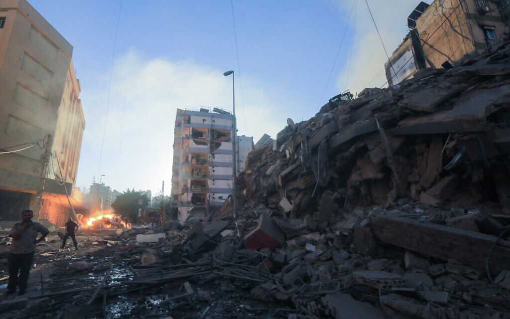 Des habitants inspectent les dégâts après des frappes aériennes israéliennes sur des cibles du Hezbollah dans le quartier de Mreijeh, dans la banlieue sud de Beyrouth, le 4 octobre 2024. (Crédit : AFP)