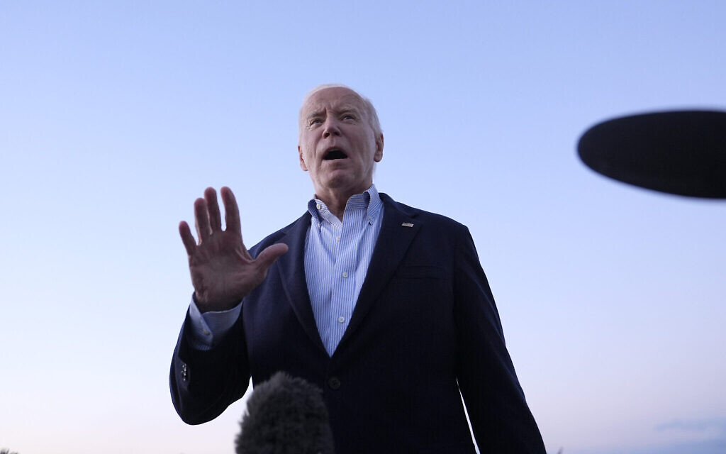 Le président américain Joe Biden s'adressant aux journalistes, après avoir passé la journée en Floride et en Géorgie pour évaluer les dégâts causés par l'ouragan Helene, à la base conjointe Andrews, dans le Maryland, le 3 octobre 2024. (Crédit : Susan Walsh/AP)