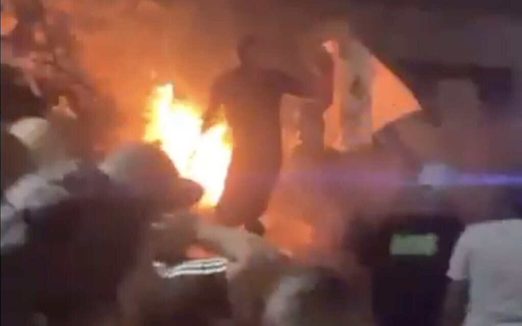 Des Palestiniens sur le site d'une frappe aérienne, visant le chef d'un réseau terroriste local du Hamas selon Tsahal et le Shin Bet, menée par un avion de chasse, dans la ville de Tulkarem, au nord de la Cisjordanie, le 3 octobre 2024. (Crédit : Capture d'écran/X ; utilisée conformément à l'article 27a de la loi sur le droit d'auteur)