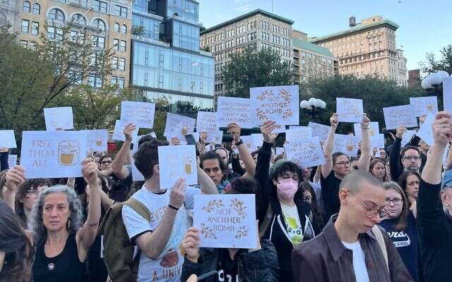Des participants à un rassemblement juif de gauche pleurent les Israéliens et les Palestiniens tués dans la guerre causée par l'attaque terroriste d'octobre 2023 du groupe terroriste palestinien du Hamas contre Israël, lors d'un événement commémoratif à Union Square, à New York, le 7 octobre 2024. (Crédit : Julia Gergely)