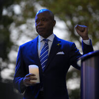 Le maire de New York, Eric Adams, tient une bougie lors d'une commémoration du premier anniversaire de l'attaque terroriste du Hamas contre Israël, organisée dans le Central Park de New York, le 7 octobre 2024. (Crédit : Pamela Smith/AP)