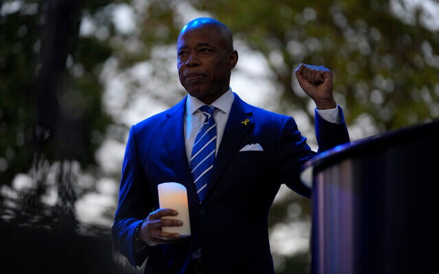 Le maire de New York, Eric Adams, tient une bougie lors d'une commémoration du premier anniversaire de l'attaque terroriste du Hamas contre Israël, organisée dans le Central Park de New York, le 7 octobre 2024. (Crédit : Pamela Smith/AP)