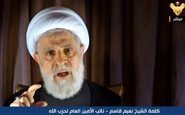 Une image prise par la chaîne de télévision Al-Manar du Hezbollah montre le chef adjoint du groupe terroriste, Naim Qassem, prononçant un discours dans un lieu non divulgué le 8 octobre 2024 (Crédit : Al-Manar / AFP)