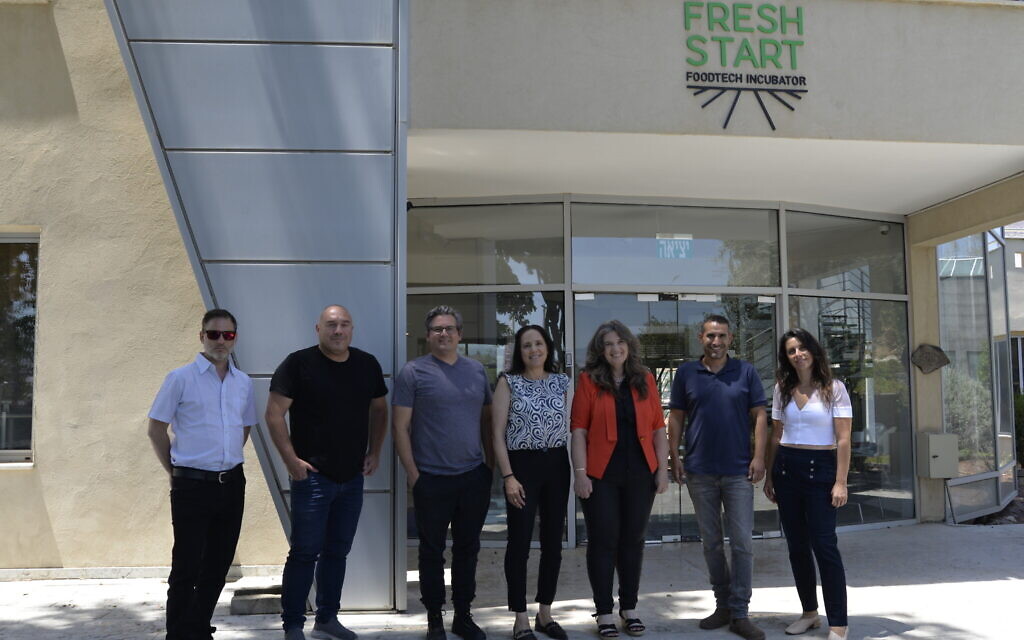 L'équipe de Sea2Cell devant les locaux de l'incubateur Fresh Start à Kiryat Shmona avant le début de la guerre d'Israël contre le Hamas, le 7 octobre 2023. (Crédit : Autorisation) L'équipe de Sea2Cell devant les locaux de l'incubateur Fresh Start à Kiryat Shmona avant le début de la guerre d'Israël contre le Hamas, le 7 octobre 2023. (Crédit : Autorisation)