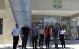 L'équipe de Sea2Cell devant les locaux de l'incubateur Fresh Start à Kiryat Shmona avant le début de la guerre d'Israël contre le Hamas, le 7 octobre 2023. (Crédit : Autorisation)