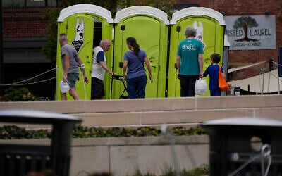 Privées d'eau depuis une semaine, après le passage de l'ouragan Hélène qui a endommagé des infrastructures essentielles, des toilettes publiques ont été mises à la disposition de la population, à Asheville, en Caroline du Nord, le 3 octobre 2024. (Crédit : Brittany Peterson/AP) Privées d'eau depuis une semaine, après le passage de l'ouragan Hélène qui a endommagé des infrastructures essentielles, des toilettes publiques ont été mises à la disposition de la population, à Asheville, en Caroline du Nord, le 3 octobre 2024. (Crédit : Brittany Peterson/AP)