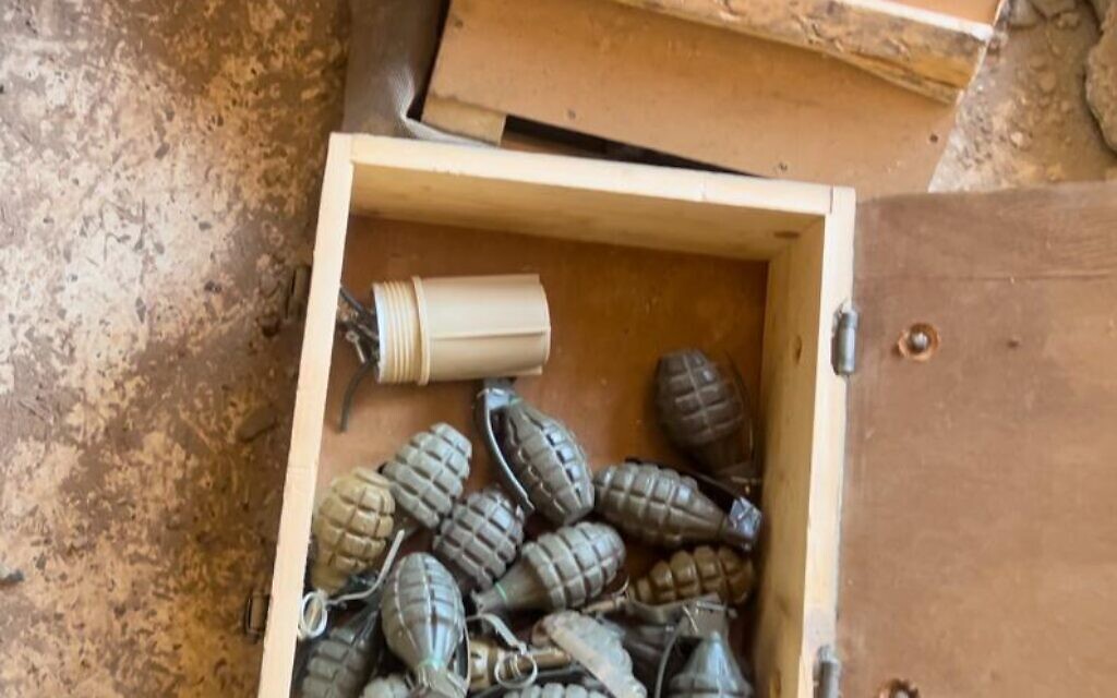 Une cache d'armes du Hezbollah découverte par les troupes de Tsahal dans le sud du Liban, le 10 octobre 2024. (Crédit : Lazar Berman/Times of Israel)