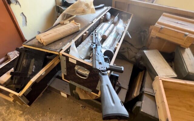 Photo d'illustration: Une cache d'armes du Hezbollah découverte par les troupes de Tsahal dans le sud du Liban, le 10 octobre 2024. (Crédit : Lazar Berman/Times of Israel) Photo d'illustration: Une cache d'armes du Hezbollah découverte par les troupes de Tsahal dans le sud du Liban, le 10 octobre 2024. (Crédit : Lazar Berman/Times of Israel)
