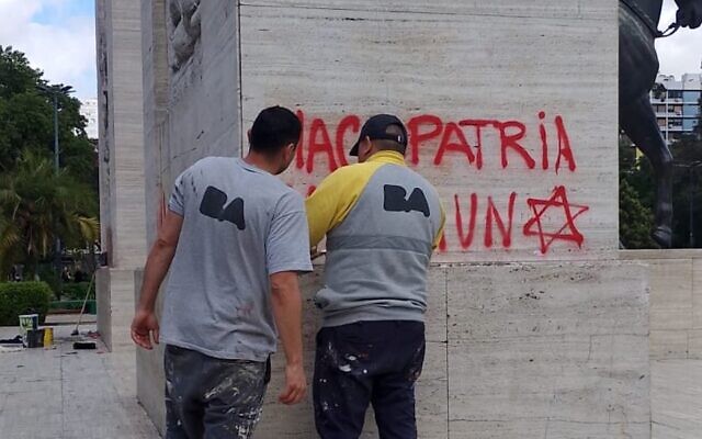 Un graffiti antisémite est visible sur un monument à Buenos Aires le 9 octobre 2024. (Crédit : Federico Ballán/X) Un graffiti antisémite est visible sur un monument à Buenos Aires le 9 octobre 2024. (Crédit : Federico Ballán/X)