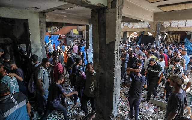 Des Palestiniens sur le site d'une frappe aérienne israélienne à l'école Rufaidah, à Deir al-Balah, dans le centre de la bande de Gaza, le 10 octobre 2024. (Crédit : Abed Rahim Khatib/ Flash90) Des Palestiniens sur le site d'une frappe aérienne israélienne à l'école Rufaidah, à Deir al-Balah, dans le centre de la bande de Gaza, le 10 octobre 2024. (Crédit : Abed Rahim Khatib/ Flash90)