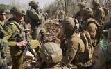 Le chef d'état-major de l’armée israélienne Herzl Halevi (àgauche) s'adresse aux troupes dans le sud du Liban, sur une photo publiée le 18 octobre 2024. (Crédit : Armée israélienne)