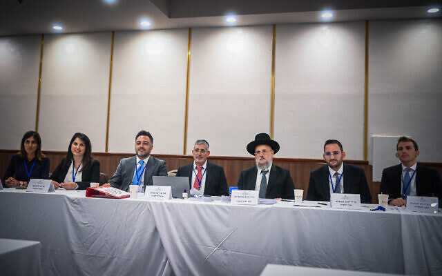 Les membres de la commission aux élections des nouveaux grands rabbins d'Israël à Jérusalem, le 29 septembre 2024. (Crédit : Arie Leib Abrams/Flash90)