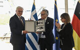 Le président de la République fédérale d'Allemagne Frank-Walter Steinmeier (G) avec le président du Conseil central des communautés juives de Grèce David Saltiel (C) et la présidente de la Grèce Katerina Sakellaropoulou (D) posent avec des photos lors de leur visite sur le site du futur musée de la Shoah à Thessalonique, le 29 octobre 2024. (Crédit : Sakis Mitrolidis / AFP)