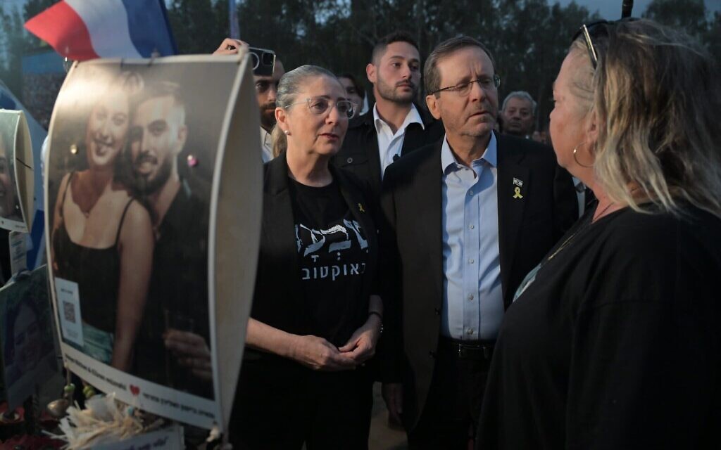 Le président Isaac Herzog, à droite, et son épouse Michal Herzog, assistent à une commémoration sur le site de la rave Nova dans le secteur de Reim, le 7 octobre 2024. (Crédit : Kobi Gideon/GPO) Le président Isaac Herzog, à droite, et son épouse Michal Herzog, assistent à une commémoration sur le site de la rave Nova dans le secteur de Reim, le 7 octobre 2024. (Crédit : Kobi Gideon/GPO)