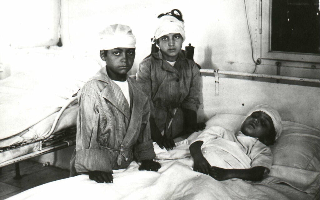 Des enfants juifs blessés à Hébron au mois d'août 1929 (Autorisation : Archives d'Hébron)