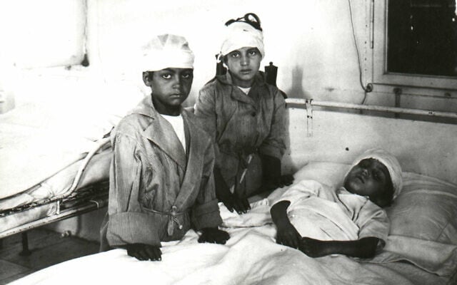 Des enfants juifs blessés à Hébron au mois d'août 1929 (Autorisation : Archives d'Hébron)