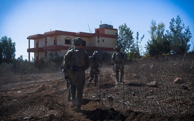 Des troupes de l’armée israélienne opérant dans le sud du Liban, sur une photo publiée le 6 octobre 2024. (Crédit : Armée israélienne)