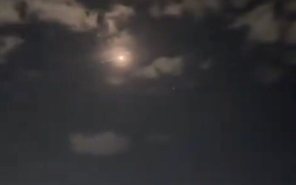 Capture d'écran d'une vidéo montrant un missile intercepteur au-dessus du centre d'Israël, le 3 octobre 2024. L’armée israélienne a confirmé plus tard avoir intercepté un objet aérien « suspect » au large de la côte. (Crédit : Capture d'écran X ; utilisée conformément à l'article 27a de la loi sur le droit d'auteur)