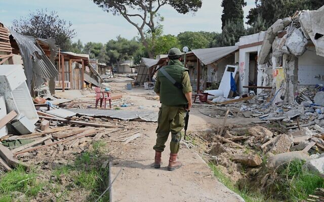 Un réserviste de l’armée israélienne, à Kfar Aza, en 2023. (Crédit : Paulina Patimer)