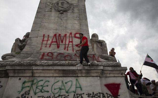 Des manifestations anti-Israël vandalisant la fontaine de Christophe Colomb, à Union Station, à Washington, le 24 juillet 2024. (Crédit : Aashish Kiphayet/NurPhoto, via Reuters) Des manifestations anti-Israël vandalisant la fontaine de Christophe Colomb, à Union Station, à Washington, le 24 juillet 2024. (Crédit : Aashish Kiphayet/NurPhoto, via Reuters)