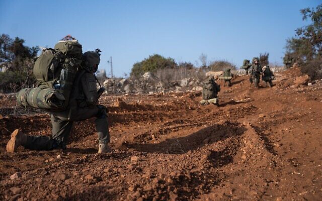 Les troupes israéliennes en train d'opérer dans le sud du Liban dans une image autorisée à la publication par l'armée le 18 octobre 2024. (Crédit : Tsahal)