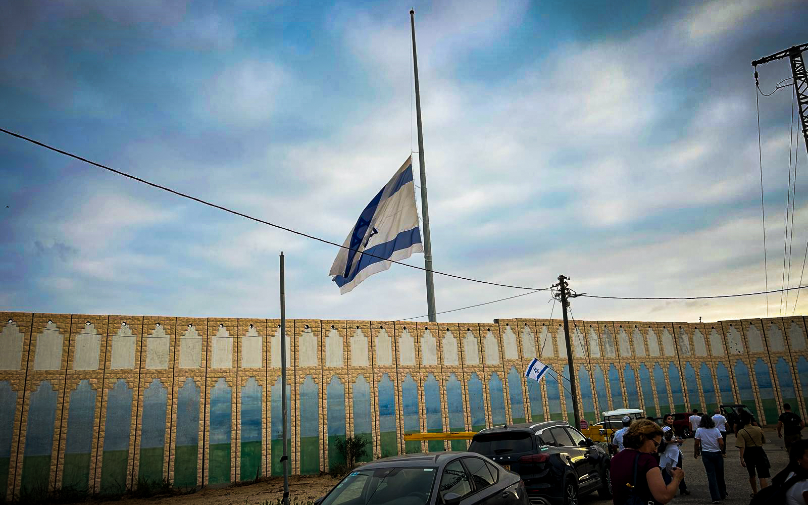 Le drapeau israélien à Netiv Haasara est mis en berne pour commémorer le premier anniversaire du massacre du 7 octobre, le 6 octobre 2024. (Crédit : Shalom Yerushalmi / Times of Israel)