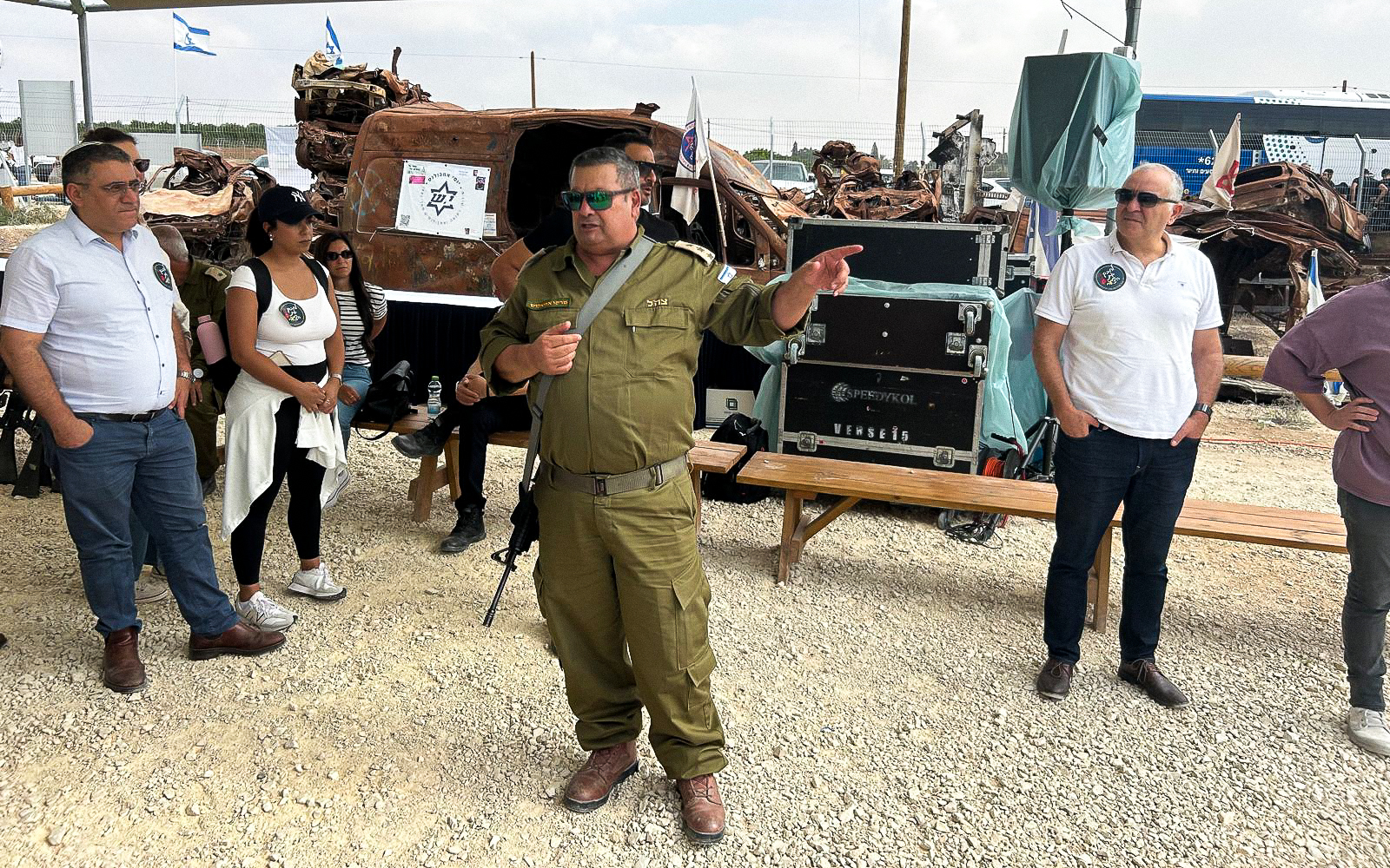 Le colonel (Rés.) Marco Azuelos à "l'exposition des voitures incendiées" qu'il a organisée. 6 octobre 2024 (Shalom Yerushalmi / Times of Israel)
